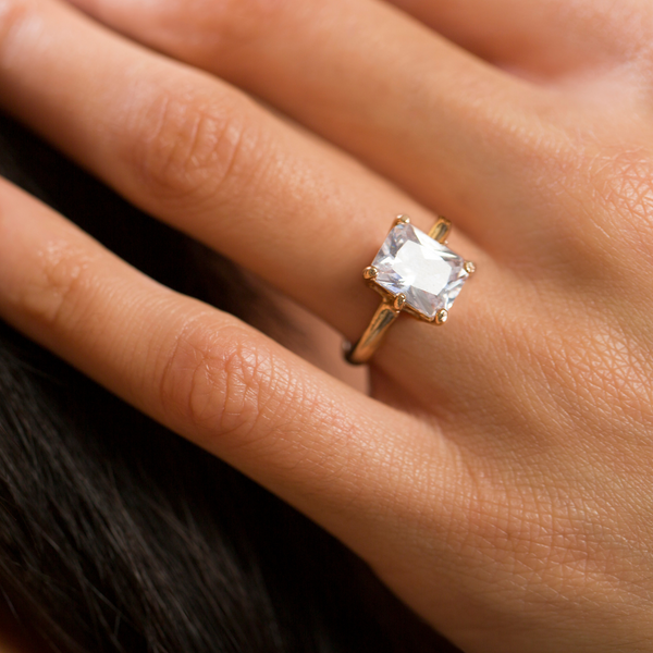 Moissanite vs. Lab-Grown Diamonds: Navigating the Choices for Your Perfect Ring